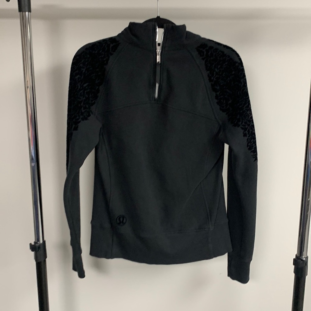 Lululemon Black Flocked Roses Quarter Zip Sweatshirt Size 8